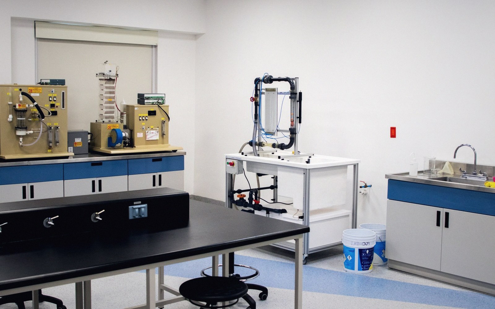 A small stainless emission test chamber with gas lines